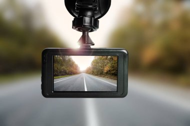 Modern gösterge paneli arabaya monte edilmiş, sürüş sırasında yol manzarası
