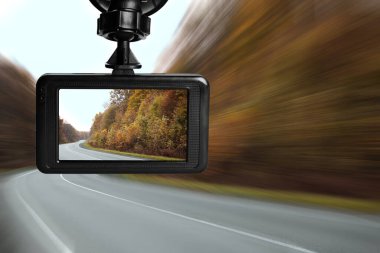 Modern gösterge paneli arabaya monte edilmiş, sürüş sırasında yol manzarası