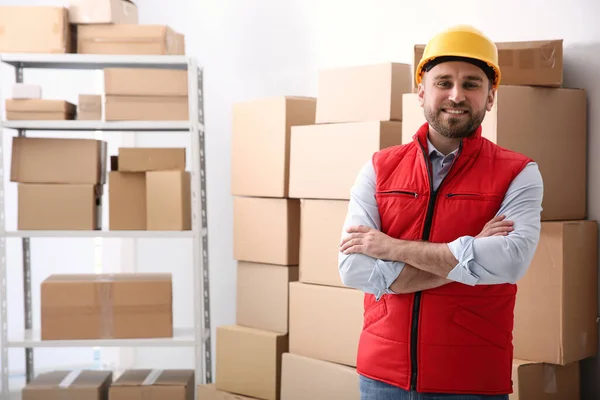 Joven Hombre Cerca Cajas Cartón Almacén — Foto de Stock