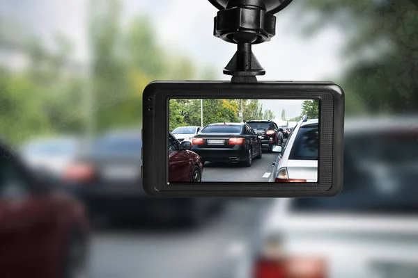 Nowoczesna Kamera Deska Rozdzielcza Zamontowana Samochodzie Widok Drogę Podczas Jazdy — Zdjęcie stockowe