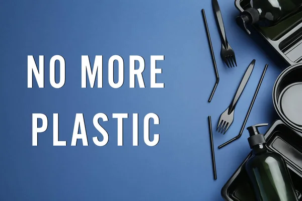 Teks Plastic Lebih Dan Berbagai Dishware Sekali Pakai Pada Latar — Stok Foto