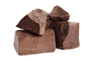 Beyaz arka planda lezzetli çikolata parçaları