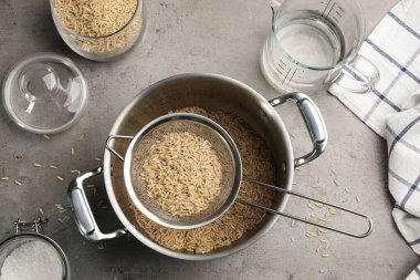 Pilavlı elek gri masada, düz yatıyordu.