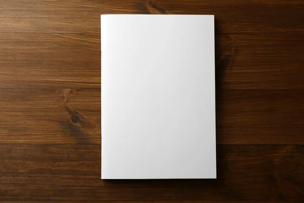 Brochura Papel Branco Mesa Madeira Vista Superior Mockup Para Design — Fotografia de Stock