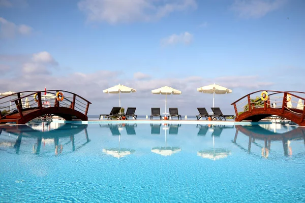 Chaise Longues Beach Parasols Outdoor Swimming Pool Resort — Stock Photo, Image