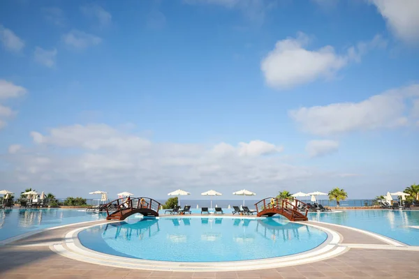 Hermoso Paisaje Con Cielo Azul Piscina Complejo —  Fotos de Stock