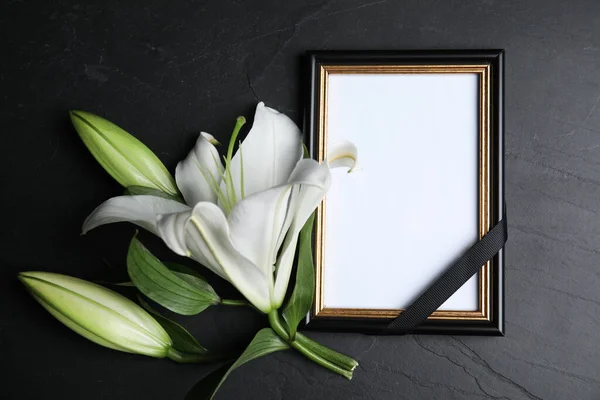 Moldura Foto Fúnebre Com Fita Lírio Branco Mesa Preta Flat — Fotografia de Stock