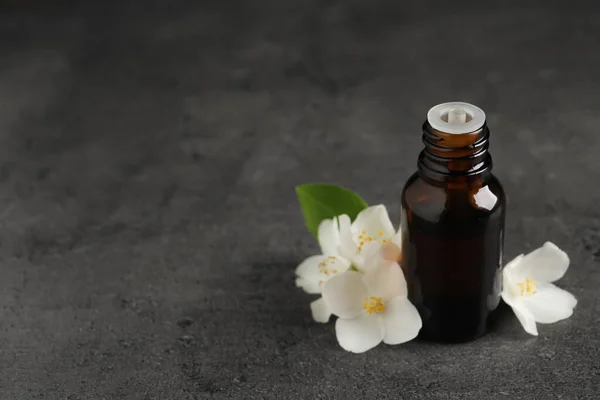 Essentiële Olie Jasmijnbloemen Grijze Tafel Ruimte Voor Tekst — Stockfoto