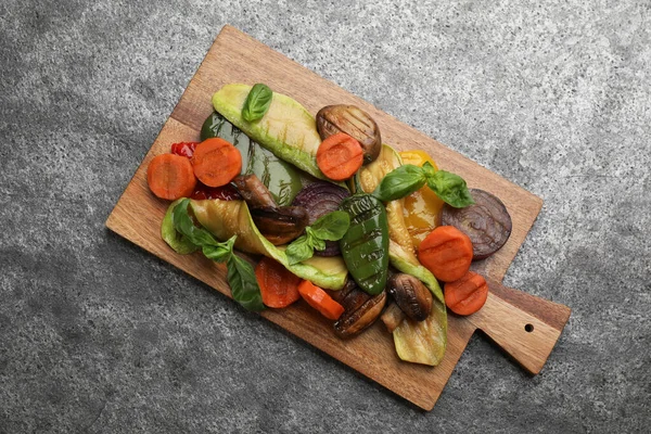 Läckra Grillade Grönsaker Grått Bord Ovanifrån — Stockfoto