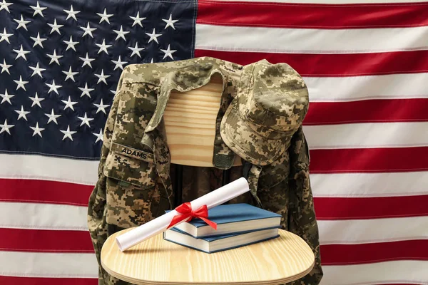 Dyplom Książki Mundur Żołnierza Drewnianym Krześle Koło Flagi Stanów Zjednoczonych — Zdjęcie stockowe