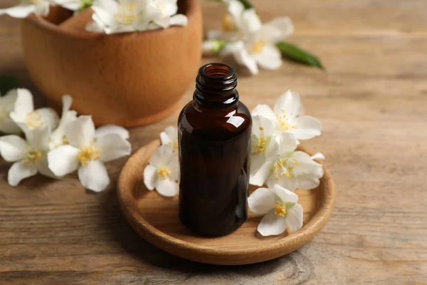 Jasmijn Etherische Olie Verse Bloemen Houten Tafel — Stockfoto