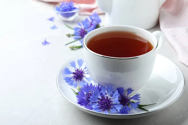 Egy Csésze Tea Búzavirág Könnyű Asztalon Közelkép Szöveg Helye — Stock Fotó