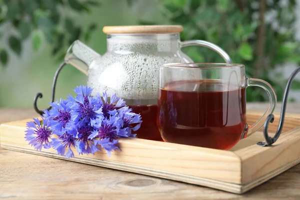 Tea Készlet Forró Itallal Búzavirág Asztalon — Stock Fotó