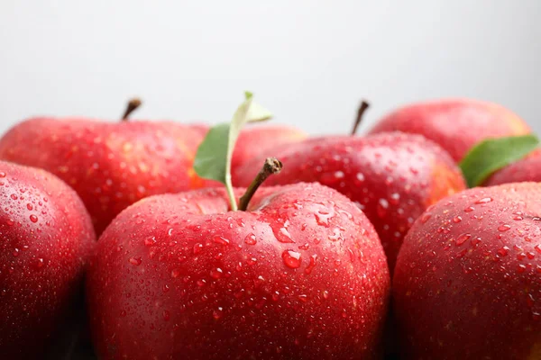 Deliciosas Maçãs Vermelhas Maduras Com Gotas Água Fundo Cinza Claro — Fotografia de Stock