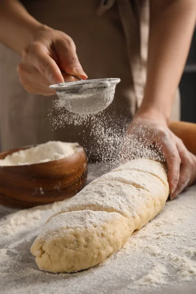 Frau Gießt Mehl Auf Laib Rohes Brot Tisch Nahaufnahme — Stockfoto