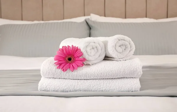 Fresh White Towels Flower Bed Indoors — Stock Photo, Image