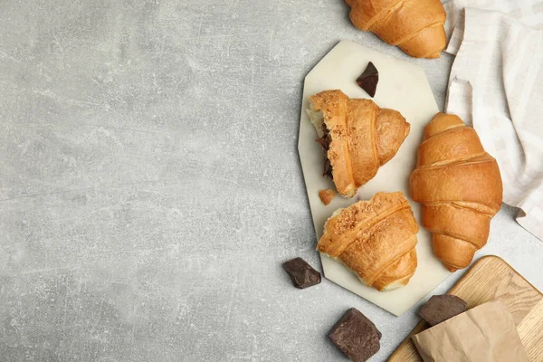 Composición Plana Con Sabrosos Croissants Chocolate Sobre Una Mesa Gris — Foto de Stock