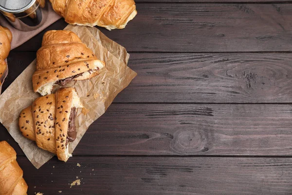 Tahta sehpada çikolatalı taze kruvasanlar. Metin için boşluk