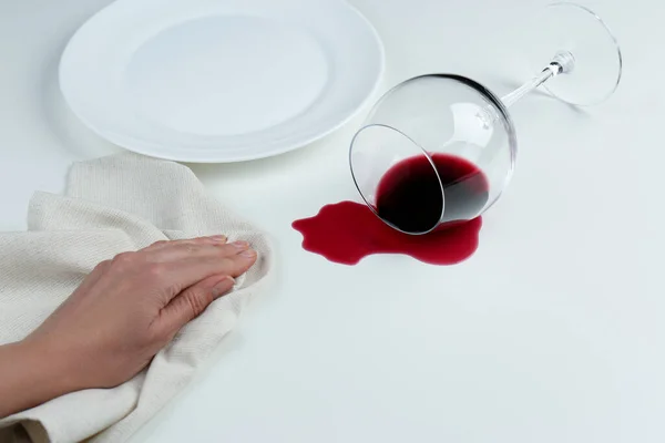 Frau Reinigt Verschütteten Wein Auf Weißem Hintergrund Nahaufnahme — Stockfoto