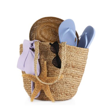 Beyaz arka planda farklı şık plaj aksesuarları.