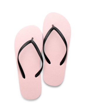 Beyaz arka planda pembe parmak arası terlikler, üst manzara. Plaj nesnesi