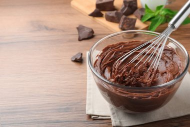 Tahta masada balon çırpmalı çikolata kreması. Metin için boşluk