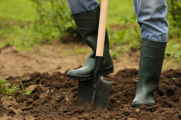 Arbetare Gräver Jord Med Spade Utomhus Närbild Trädgårdsredskap — Stockfoto