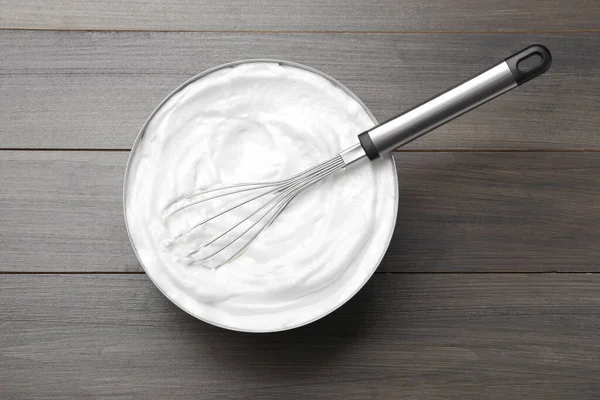 Witte Crème Met Ballon Garde Grijze Houten Tafel Bovenaanzicht — Stockfoto