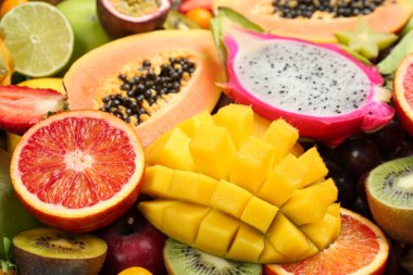 Arka plan olarak pek çok farklı egzotik meyve, yakın plan