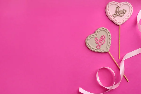 Csokoládé Szív Alakú Nyalókák Szalag Rózsaszín Háttér Lapos Laikus Szöveg — Stock Fotó