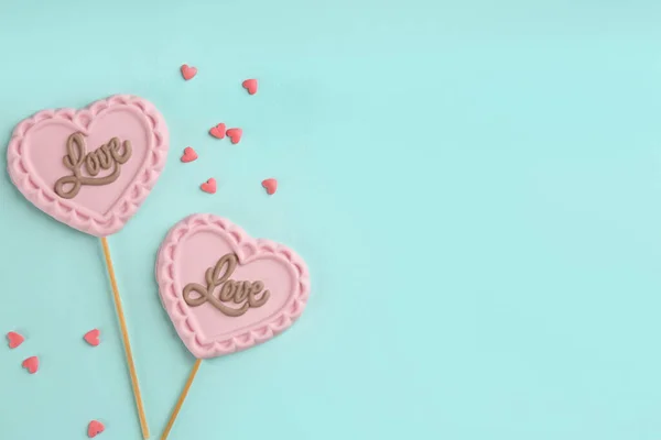 Chocolate Pirulitos Forma Coração Polvilhas Sobre Fundo Turquesa Flat Lay — Fotografia de Stock