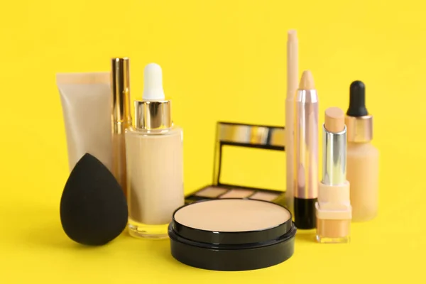 Produkty Makijażu Żółtym Tle Kosmetyki Dekoracyjne — Zdjęcie stockowe