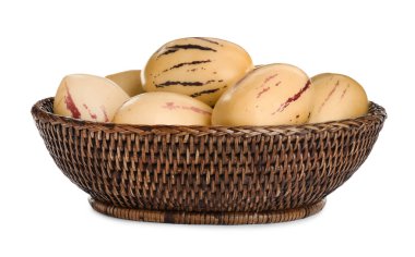 Taze olgun karpuzlar beyaz arka planda hasır kasede.