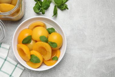 Işık masasında konserve şeftali konserveleri, düz uzanmış. Boşluk veya metin