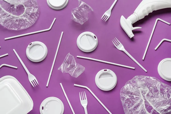 Verschillende Plastic Items Paarse Achtergrond Plat Lay — Stockfoto