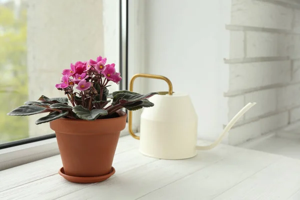 Belles Fleurs Violettes Pot Arrosoir Sur Seuil Fenêtre Bois Blanc — Photo