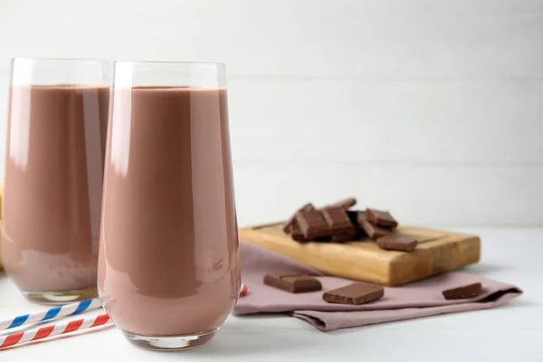 Friss Finom Csokoládé Tej Fehér Asztalon Szöveg Helye — Stock Fotó
