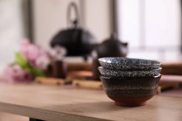 木製テーブルの上の伝統的な茶の儀式のためのカップのスタック — ストック写真