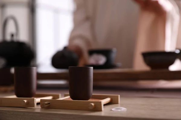 Meister Führt Traditionelle Teezeremonie Tisch Haus Durch Fokus Auf Tasse — Stockfoto