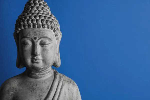 Bela Escultura Pedra Buda Fundo Azul Espaço Para Texto — Fotografia de Stock