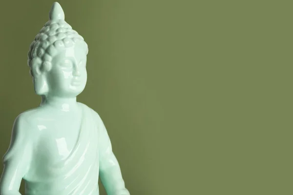 Hermosa Escultura Cerámica Buda Sobre Fondo Verde Espacio Para Texto — Foto de Stock