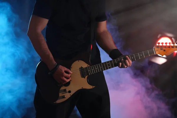 Facet Grający Gitarze Elektrycznej Scenie Zbliżenie Muzyka Rockowa — Zdjęcie stockowe