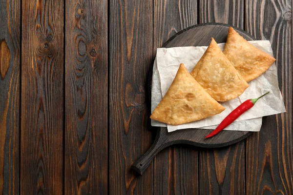 Frescas Deliciosas Samosas Crujientes Servidas Mesa Madera Vista Superior Espacio —  Fotos de Stock