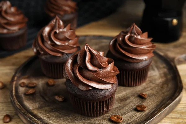 Deliciosos Cupcakes Chocolate Con Crema Mesa Madera — Foto de Stock