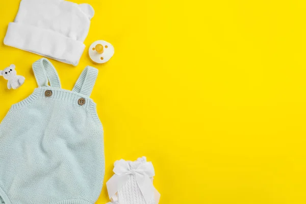 Плоска Композиція Дитячим Одягом Аксесуарами Жовтому Тлі Простір Тексту — стокове фото