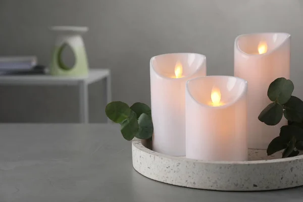 Velas Led Decorativas Eucalipto Sobre Mesa Gris Espacio Para Texto —  Fotos de Stock