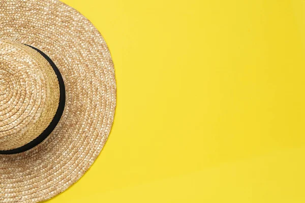 Sarı arka planda hasır şapka, metin için yeri olan üst görünüm. Güneş koruması