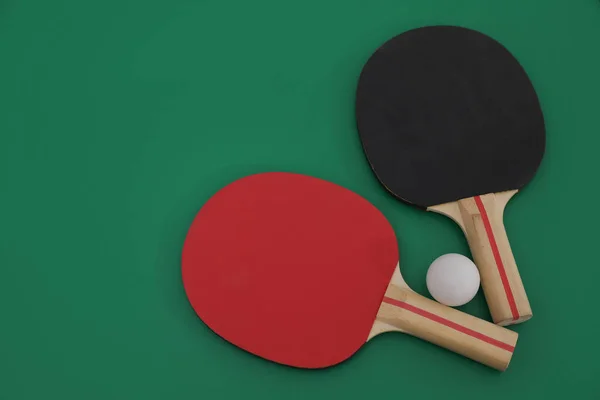 Raquetas Ping Pong Pelota Sobre Fondo Verde Planas Espacio Para —  Fotos de Stock