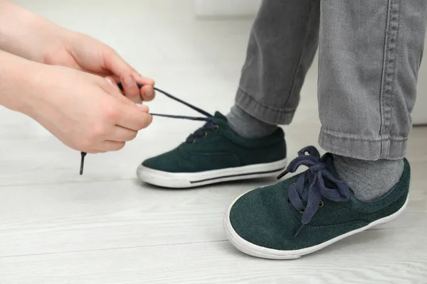 Madre Ayudando Hijo Atar Cordones Zapatos Casa Primer Plano — Foto de Stock