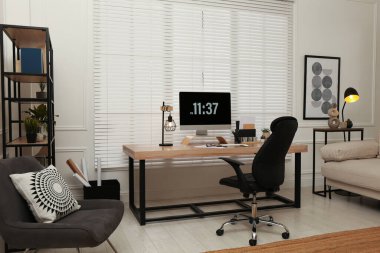 Pencerenin yanında rahat bir işyeri olan ev içi